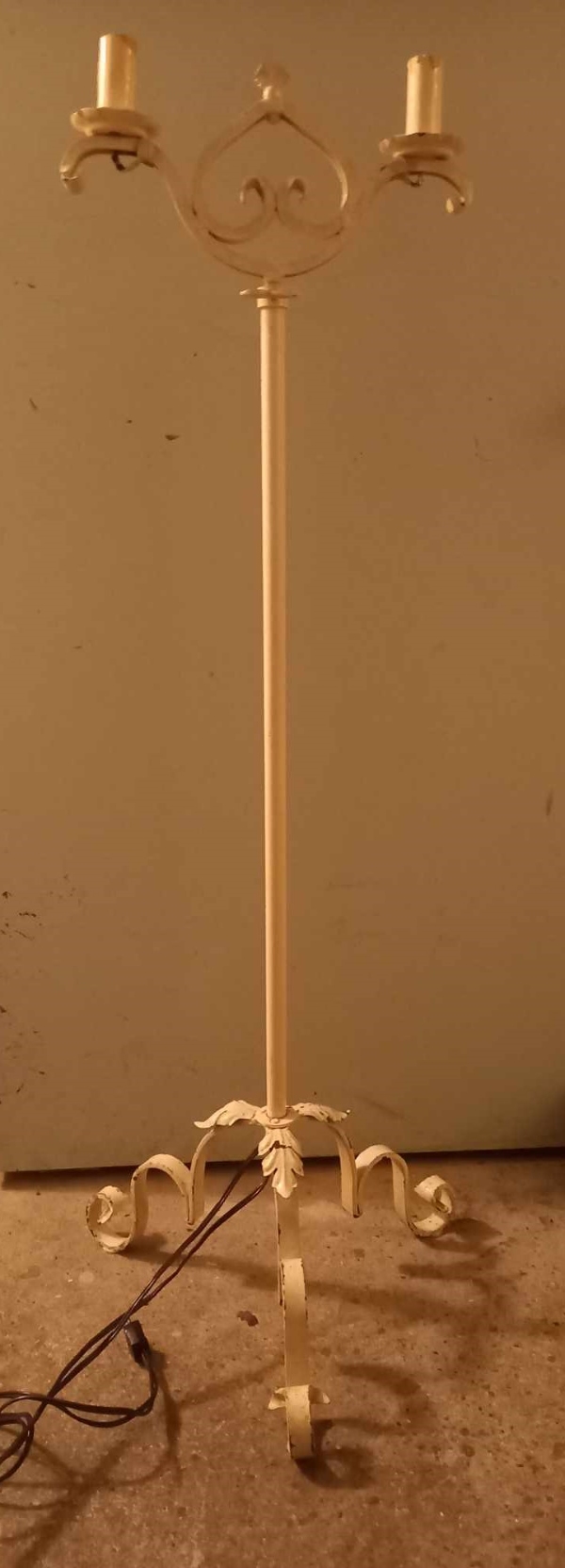 Gammel 2-armet jern-standerlampe: Nye ledninger og fatninger.