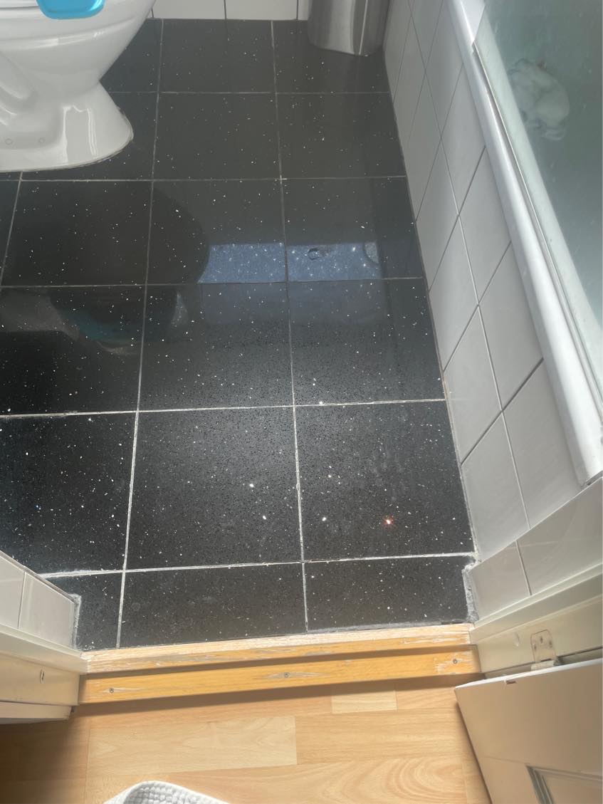 Skal have fuget mellem fliserne på badværset.