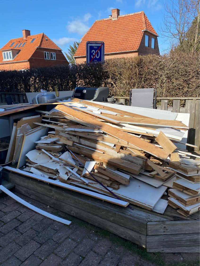 Afhentning af byggemateriale (mest træ)