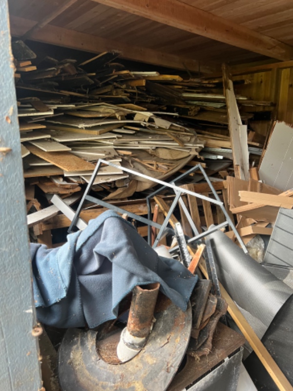 Afhentning af garage fyldt med affald