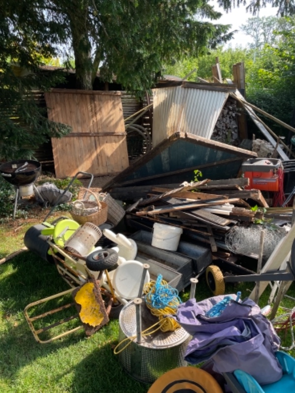 Afhentning af nedrevet haveskur