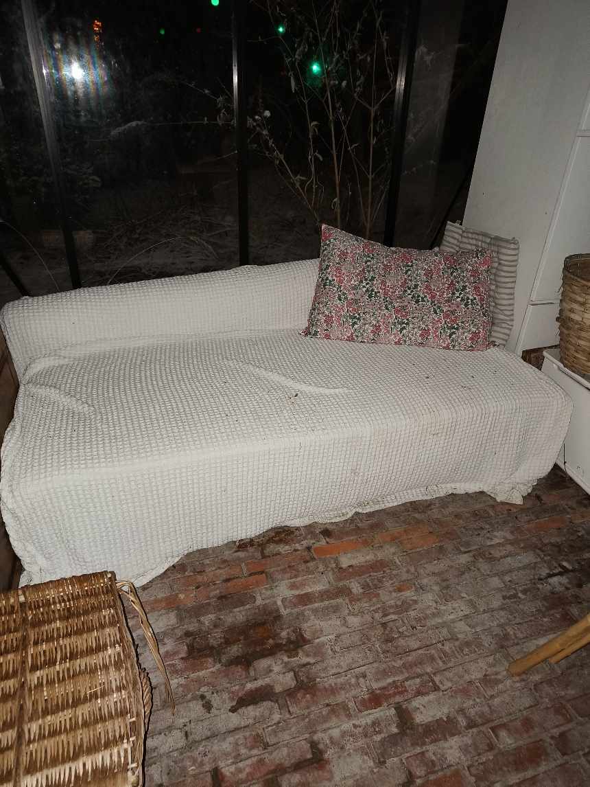 Flytte senge, 2 borde og 2 stole samt 1 tv