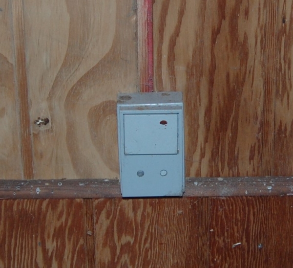 Nedtagen af 2 holder til el-radiator og opsætning af 2 stikkontakt .