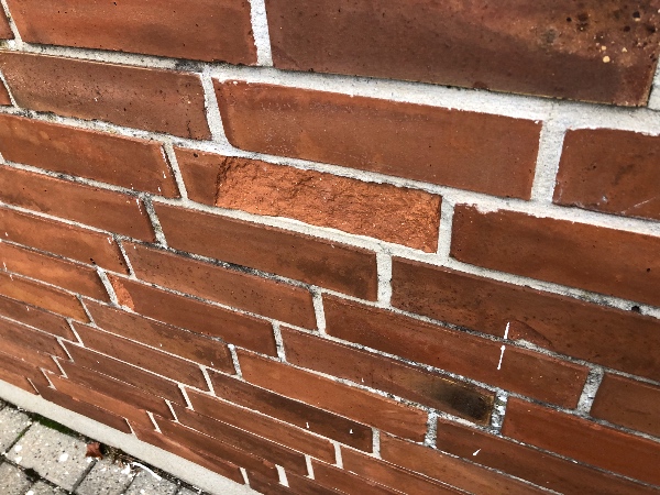 Murer, der kan mure løse sten og udskifte nogle få sten