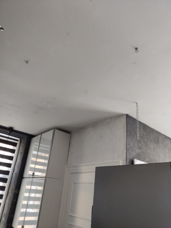 Opsætning af loftplader af træbeton i et vinkel køkken ca. 25 m2