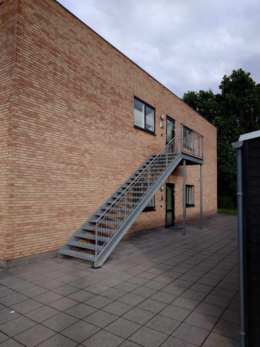 Flyt stort skab på lossepladsen