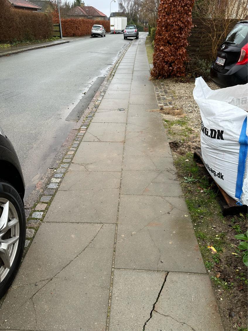 Udskifte cirka 30 fortovsfliser