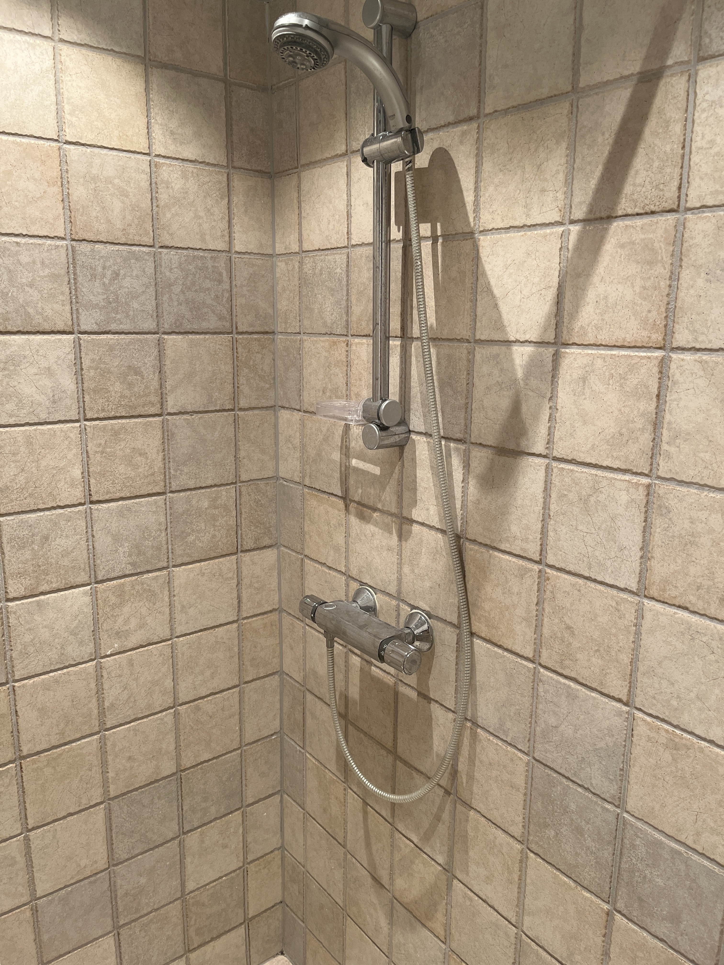 Udskiftning af blandingsbatteri og bruser