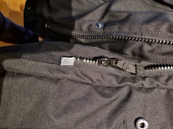 En lynlås på en vinterjakke