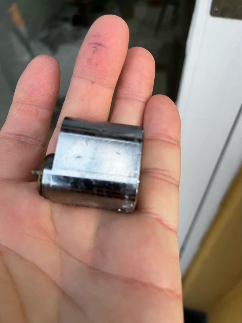 Ny låsecylinder i dør da nuværende er faldt ud