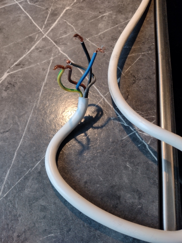 Tilslutning af ovn, strøm. Stabilisering af klædeskab med 8-12 skruer