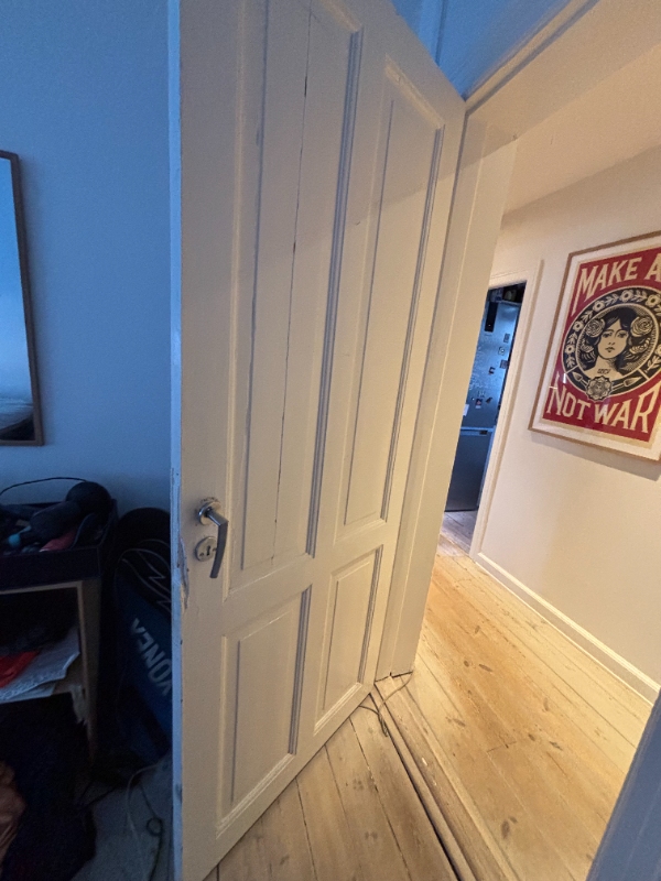 En dør skal udskiftes (med en fra kælderen) og så skal hængsler fra den nuværende dør skrues på og så den ‘nye’ passer til den gamle karm