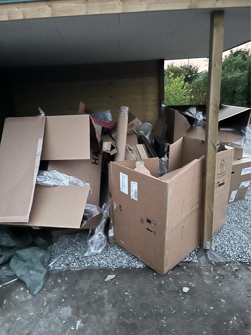 Køre pap-affald på genbrugsplads