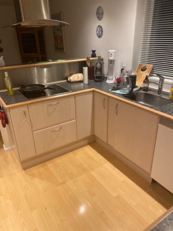 Male køkken skabe og trim lysegrå.