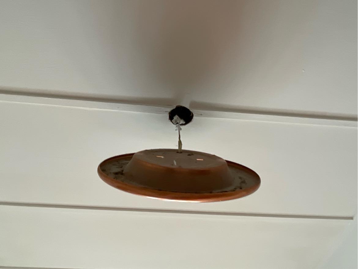 Opsætning af 2 lamper i træ loft