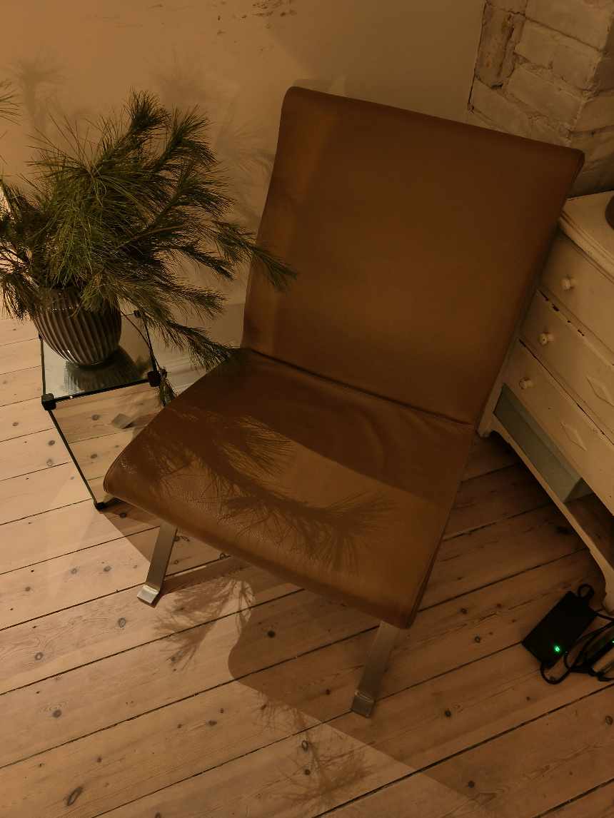 Flytte senge, 2 borde og 2 stole samt 1 tv