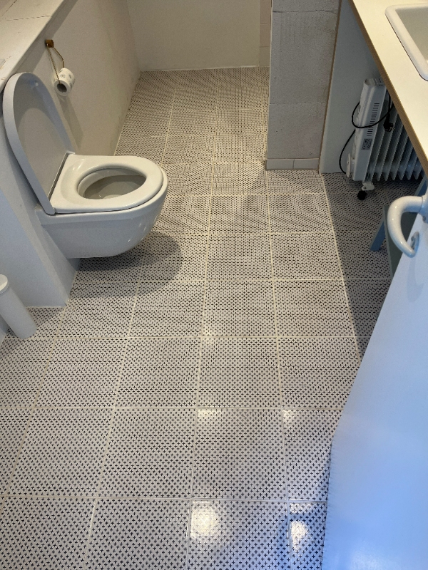 Spartel, filt og maling af væg i vådrum. Ca. 4 kvm. Haster