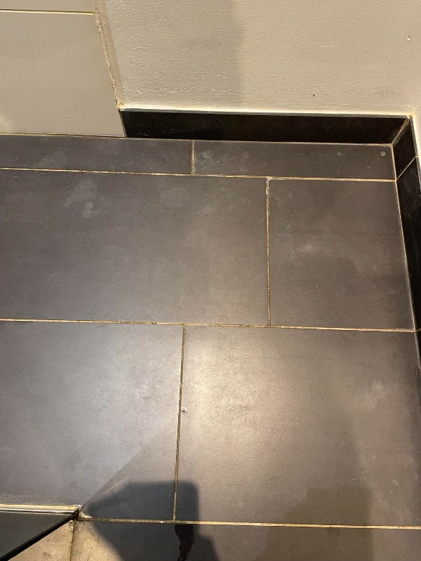 Rengøring af fuger på badeværelse, gulv og vægge