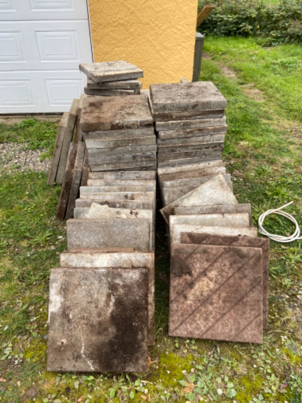 Kørt gamle fliser og en trillebør på genbrugsplads