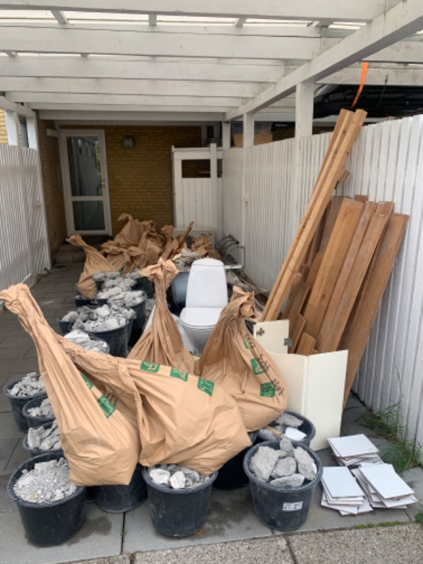 Vi skal have fjernet byggeaffald, beton, badekar, håndvask, toilet. Snarest muligt..