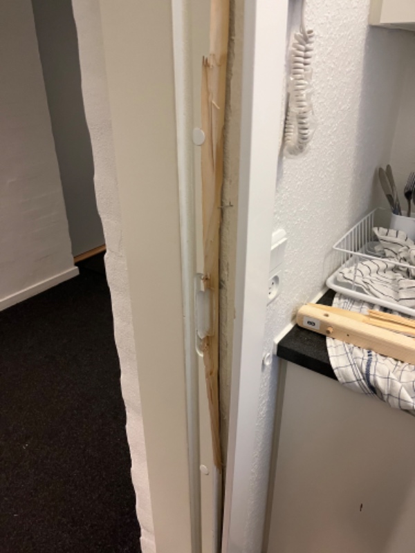 Dørkarm skal fixes- dør sparket ind