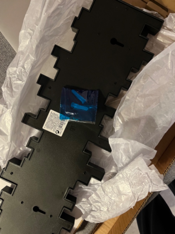 Ophængning af knage samt mindre hylde og opsætning af en lampe på værelset