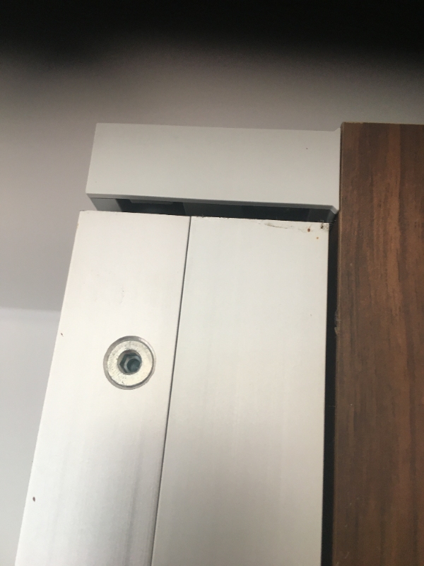 nedtagning af loftslampe, nedtagning af stort klædeskab, skoskab fra væg og nedtagning af tv fra væg