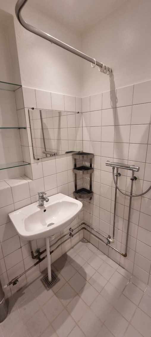Aftagning af toilet og håndvask, forlænge rør til brus.