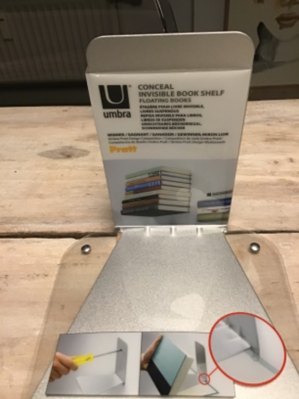 Handyman - Hænge mindre men tungt billede op. Desuden ophængning af 3 små svævende boghylder.