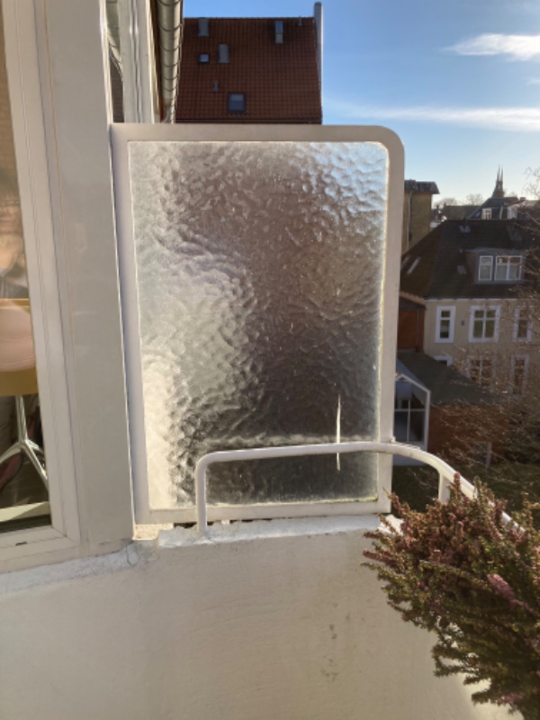 Tage glasplade ned på altan ind mod nabo