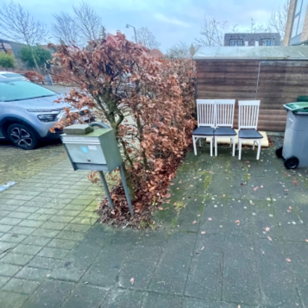 Smid 3 stole og en madras ud