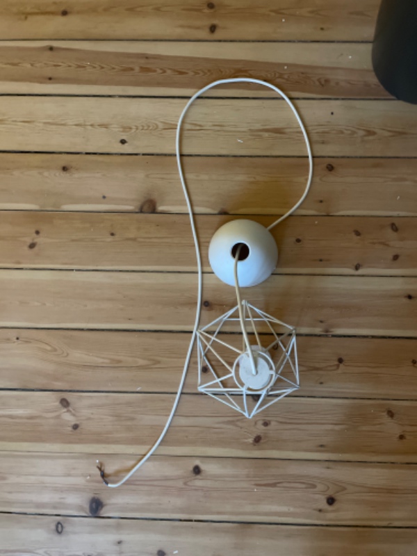 Sat lampe op og skruet gardinstang op