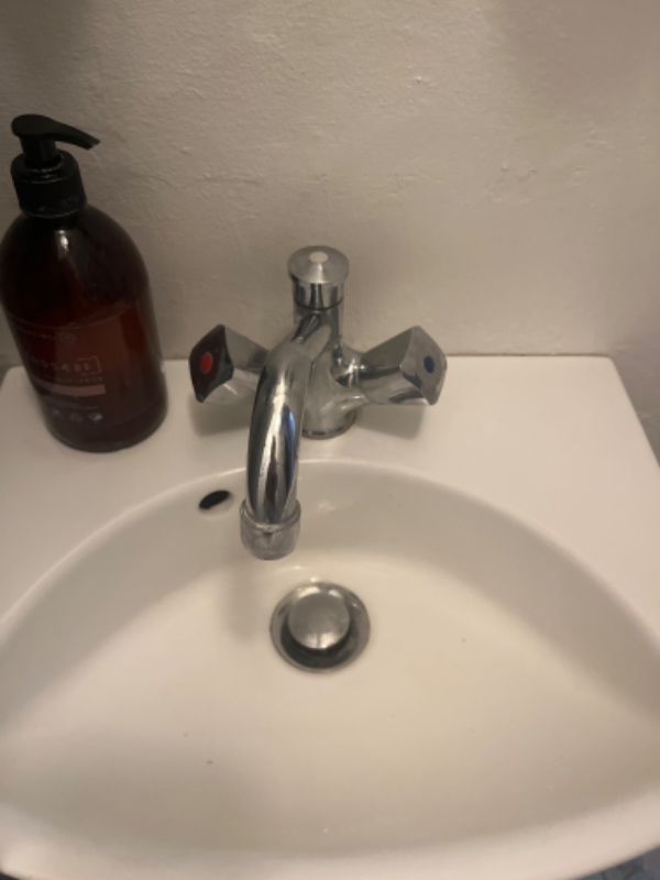 Reparer eller udskift armatur på badeværelse