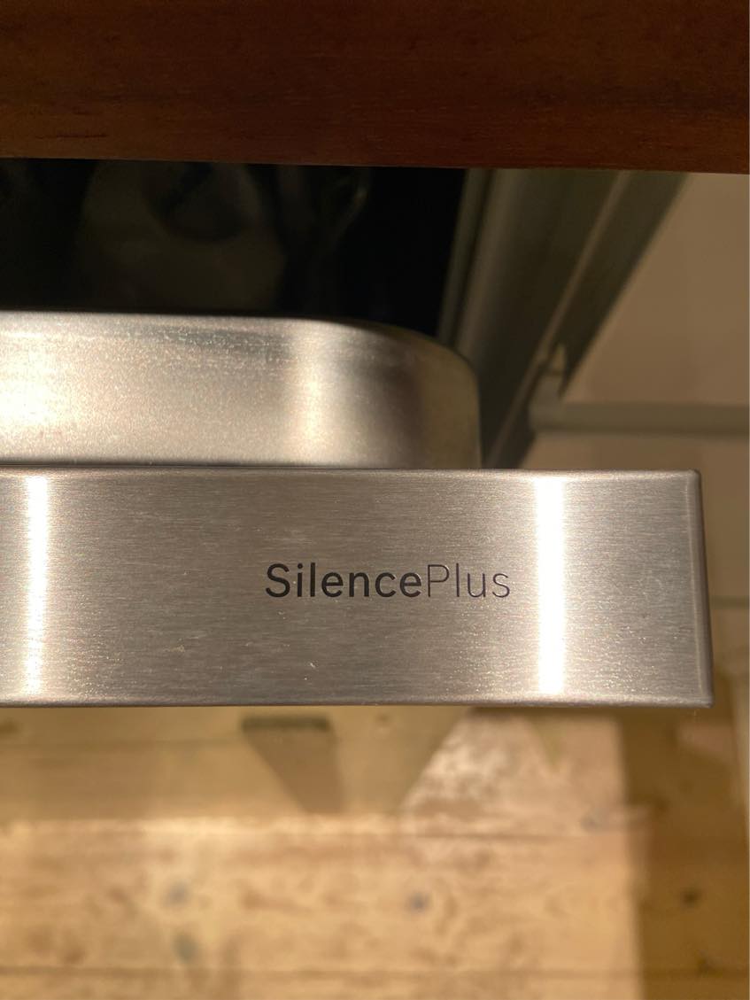 Påsætning af Invita køkkenlåge på integrebar opvaskemaskine.