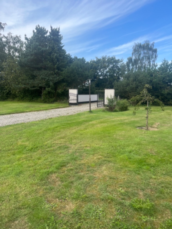 Gjort haven pæn, så den står skarpt på billeder der skal tages ifbm salg.