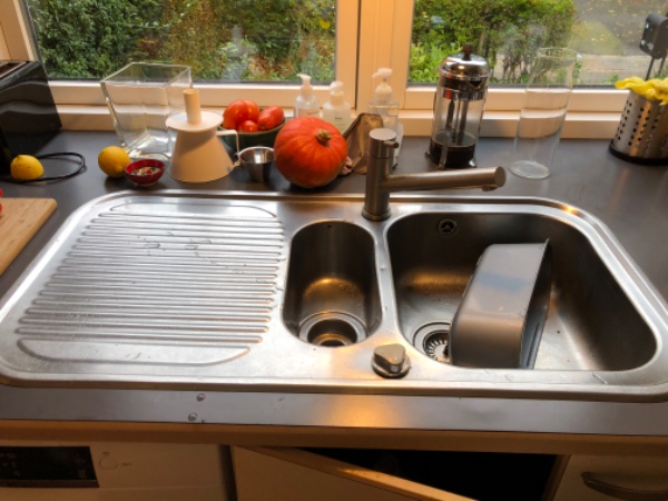 Tilpasning af bordplade til ny køkkenvask og isætning af lille stenplade i forlængelse af vasken