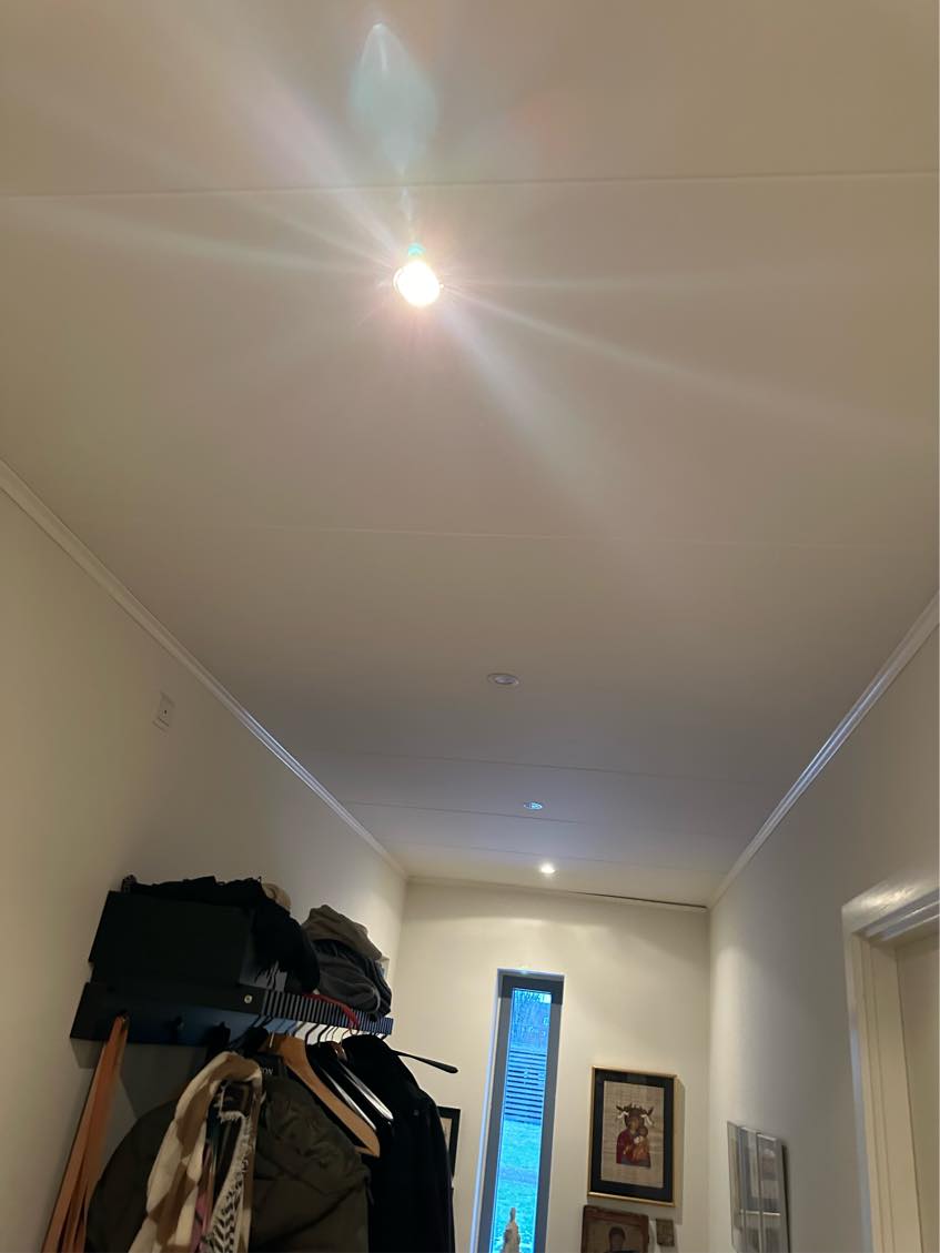 Udskiftning af halogenpærer i loft og inde vægskabe. Limning af loftlister, der er gået fra.