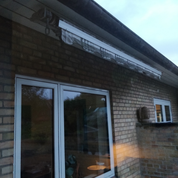 Nedtagning af markise, der er monteret på underside af tagudhæng