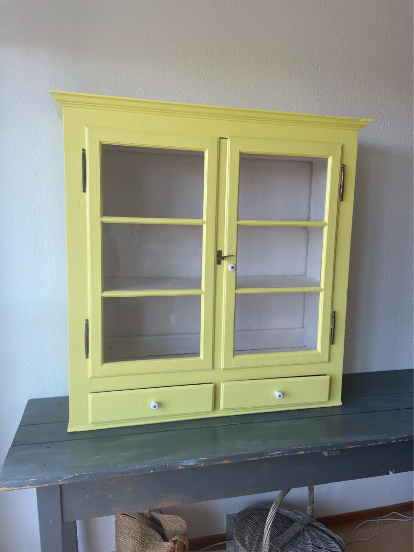 Hænge vitrineskab op