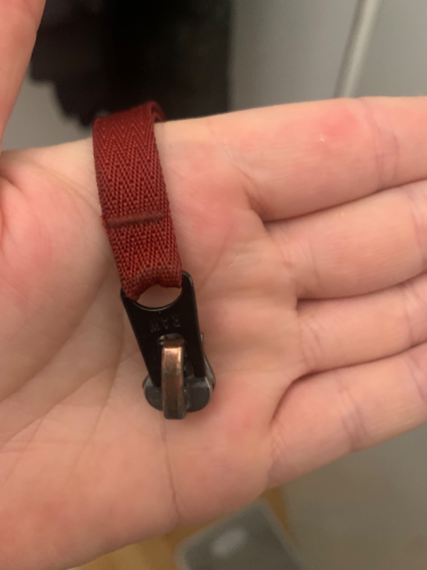 Lynlåsen til min jakke er gået i stykker, den er røget af og kan ikke sættes ordentlig på,