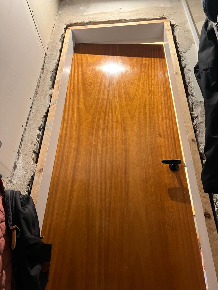 Spartling, filt og maling af 1,5 m2 garderobe
