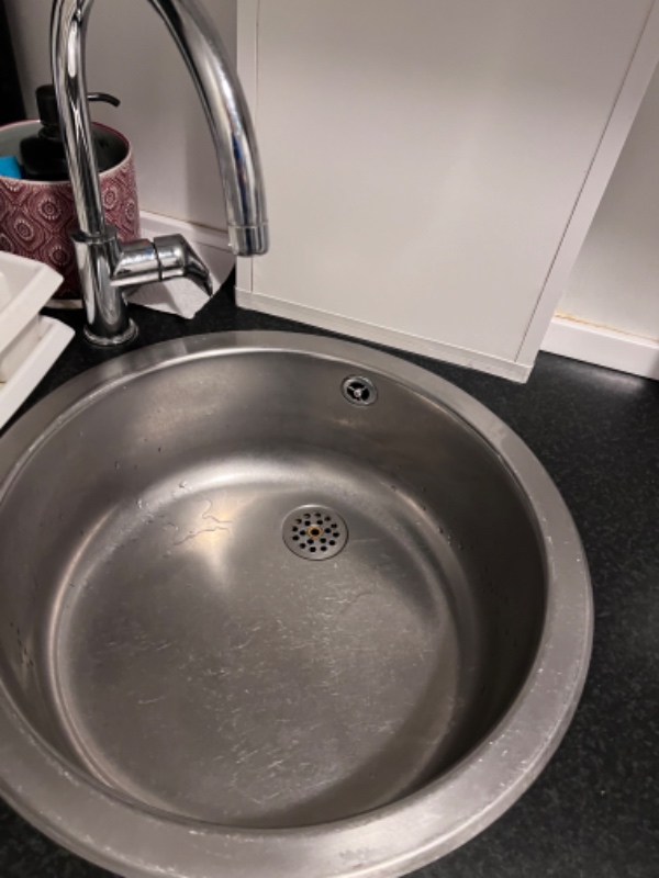 Ny køkkenvask installeret