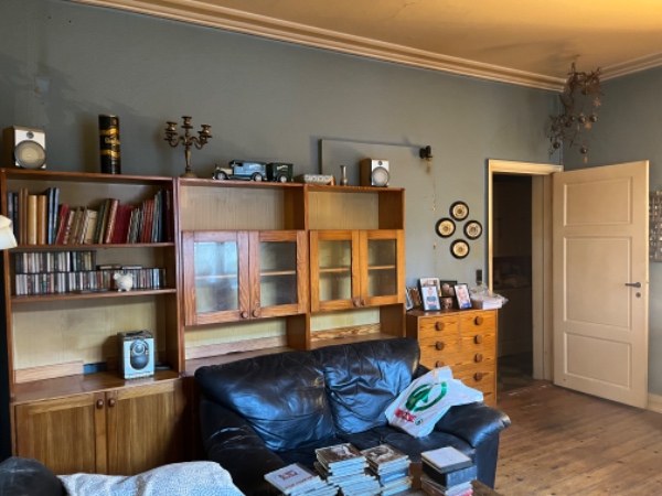 Male 2 stuer inklusiv alt træværk (ikke radiatore, men alt andet! Inklusiv maling osv.  