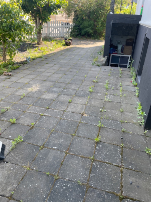 Fjerne ukrudt mellem fliserne