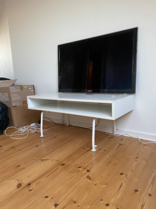 Flytte sofa, tv bord, spisebord stole, seng fra 3 sal til losseplads