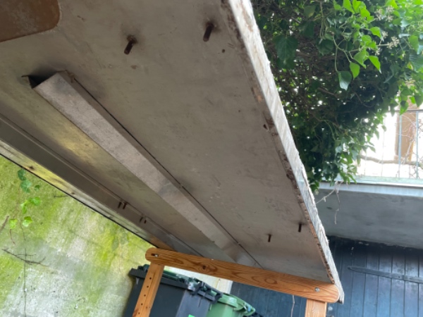 Skåret stål bordplade