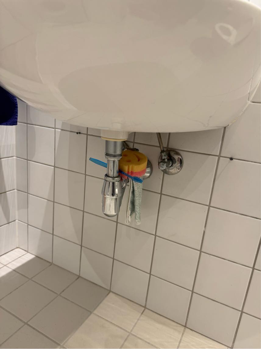 Montering af vask i badeværelse