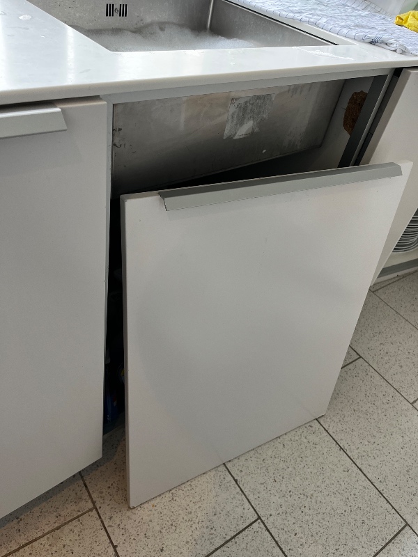 Reparation og ophængning af køkkenlåge efter den er knækket af.