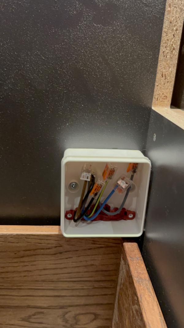 Installation af kogeplade med emhætte