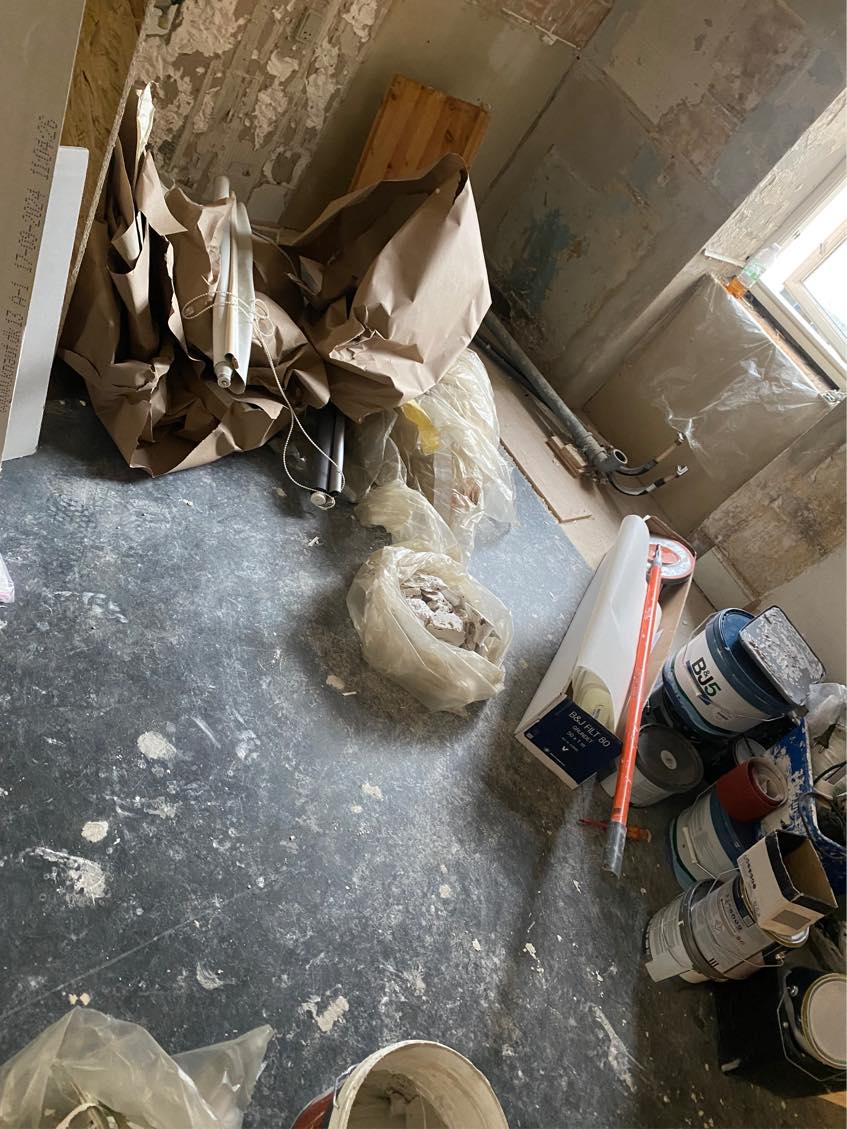 Jeg vil gerne have lagt et PU gulv i mit køkken. Pt. Er halvdelen af køkkenet dækket af linoleum og den anden af malet trægulv. Gulvet har en højde forskel.